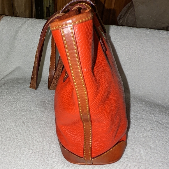 Dooney and Bourke pebble grain leather Charleston shopper. - Picture 6 of 15